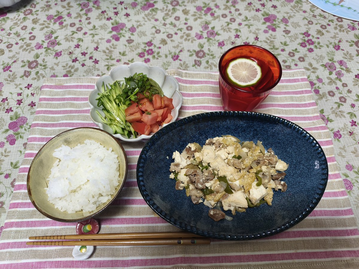 dimy258's tweet photo. レモン水で涼しくご飯💕💕💕 https://t.co/RruZLnBiXq