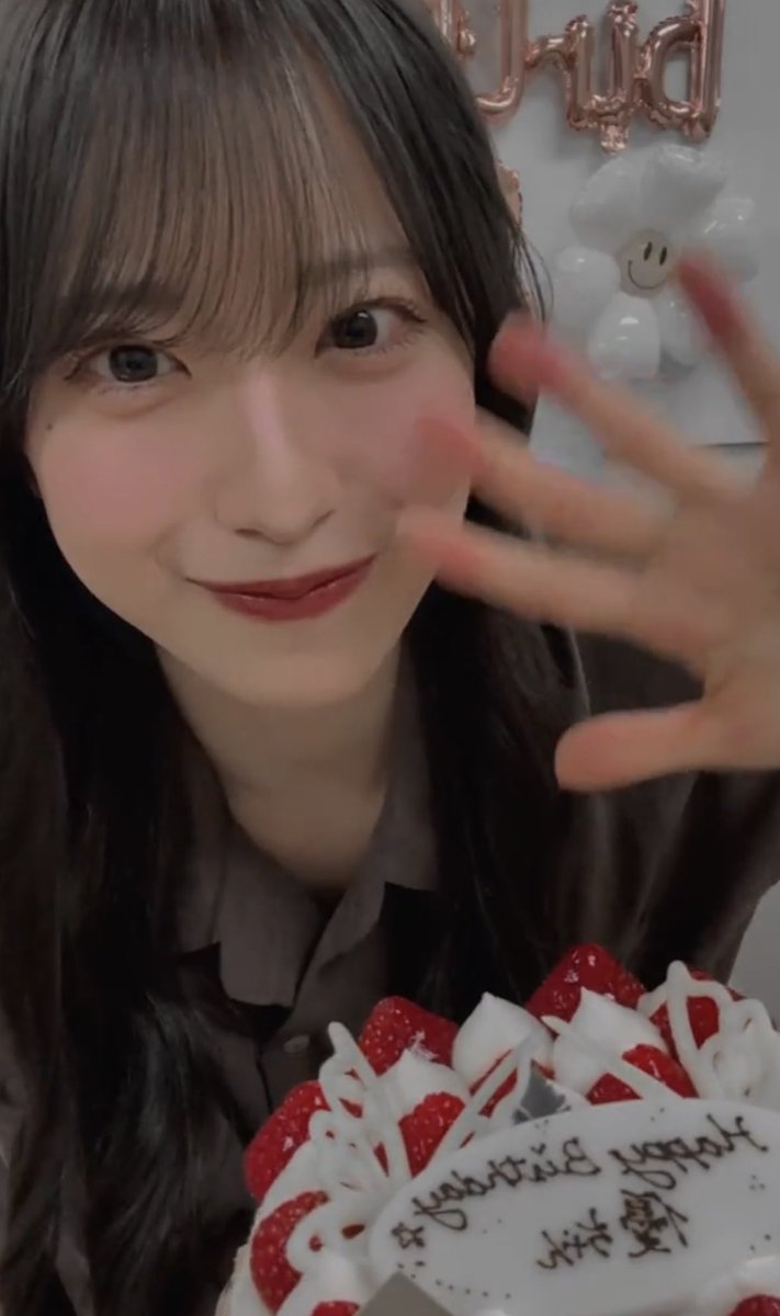 la__46's tweet photo. 優ちゃんお誕生日おめでとう~！！
インライしてくれてありがとう🥹💖
当日にお顔見ることができて幸せです！！！
優ちゃんが幸せで笑顔の溢れる1年になることを心から願ってます𖤐 ̖́-
 
#村井優 #村井優生誕祭2026 https://t.co/TbPCsUzLOq