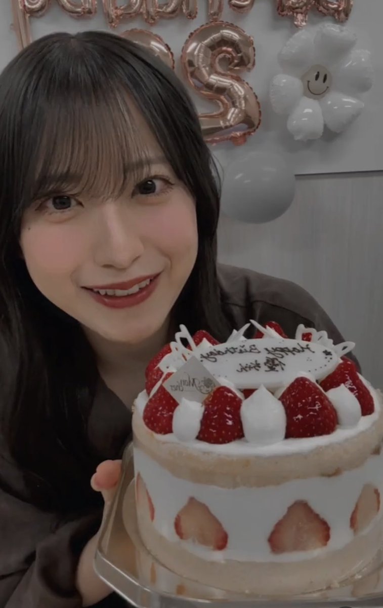 la__46's tweet photo. 優ちゃんお誕生日おめでとう~！！
インライしてくれてありがとう🥹💖
当日にお顔見ることができて幸せです！！！
優ちゃんが幸せで笑顔の溢れる1年になることを心から願ってます𖤐 ̖́-
 
#村井優 #村井優生誕祭2026 https://t.co/TbPCsUzLOq