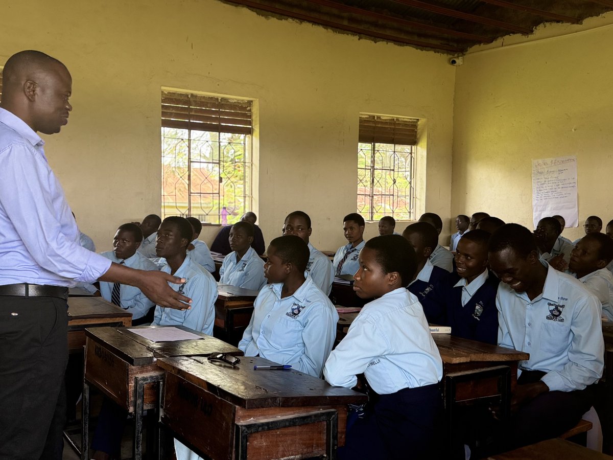 Restlesscomm's tweet photo. Are your choices shaping your future or holding you back?
Day 2 at Kisoko High School with @Restlesscomm, helping students uncover hidden blind spots: 
Friendships &amp; influence 
Navigating boy-girl dynamics Challenging gender stereotypes &amp; double standards
#KisokoHigh https://t.co/Vv3sto6TYm
