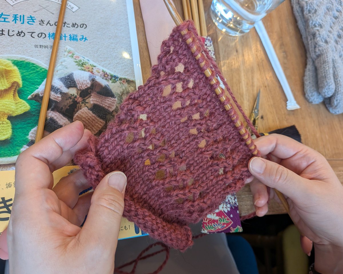 aochan335's tweet photo. 本日、調布風舎by FUSHATHÉであおいろニット編み物教室🧶

Ryshukaはじめいろいろ！
ありがとうございました。

左利きさんの棒針編み
初めての5本指手袋
左利きさんのかぎ針編みプル

今日の続きも楽しみです✨ https://t.co/qwQIVXVc0K