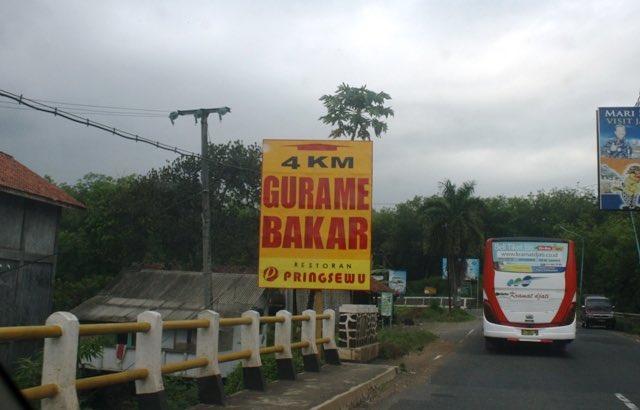 cursedkidd's tweet photo. sbenernya rm pringsewu tu bneran ada gk sih? aku klw di kendaraan ada poster gni tp gkpernah sampai ke pringsewu https://t.co/e54rtHRga8