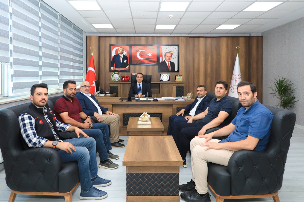 Bitlis_Mem's tweet photo. 📌 ZİYARETLER

🔹 Bitlis İHH İnsani Yardım Derneği Başkanı Muzaffer Taşcan ve Yönetim Kurulu Üyeleri, İl Millî Eğitim Müdürümüz Tayfun Özyolcu’yu makamında ziyaret etti.

Nazik ziyaretleri dolayısıyla kendilerine teşekkür ederiz.

#BitlisMem #BitlisEğitimdeDaimaİleriye #TürkiyeYüzyılıMaarifModeli
@tcmeb
@TayfunOzyolcu