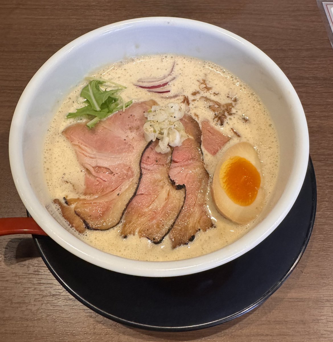 Mi___uR's tweet photo. 昨日ブルーロック観に行ってきた！
デジタルチケットだから写真ないです😑

お昼は
『ラーメンは飲み物じゃ。』さんの
特製鶏白湯ラーメン🍜
平日替玉50円は安いね🫶

スタバの期間限定のオレンジとマンゴーのやつ
まだ飲んでなかったから夕方にそれ飲んで帰宅🚗³₃ https://t.co/tDtmPoqiD9