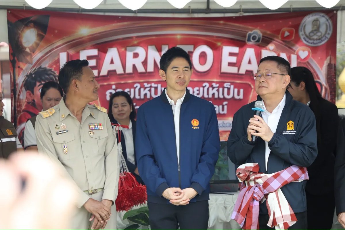 PheuThaiParty's tweet photo. ลงพื้นที่ปากช่อง ชูโมเดลอาชีวะทวิภาคี-สกร.
ยกระดับการศึกษาเพื่อชุมชน

17 สิงหาคม 2569 นายประเสริฐ จันทรรวงทอง รัฐมนตรีว่าการกระทรวงศึกษาธิการ พร้อมด้วยนายวัลลภ รุจิรากร เลขานุการรัฐมนตรีว่าการกระทรวงศึกษาธิการ และคณะผู้บริหารระดับสูง ลงพื้นที่อำเภอปากช่อง จังหวัดนครราชสีมา ตรวจเยี่ยมวิทยาลัยเทคนิคปากช่องและศูนย์ส่งเสริมการเรียนรู้ระดับอำเภอปากช่อง (สกร.) มุ่งขับเคลื่อนนโยบาย พร้อมรับฟังปัญหาและข้อเสนอแนะจากผู้ปฏิบัติงานในพื้นที่ เพื่อนำไปสู่การพัฒนาการศึกษาให้สอดคล้องกับความต้องการของชุมชนอย่างตรงจุด เน้นย้ำโมเดลอาชีวะทวิภาคี 'เรียนจริง ทำงานจริง มีรายได้ระหว่างเรียน' และผลักดัน สกร. ทำงานเชิงรุกดึงเด็กหลุดจากระบบกลับเข้าสู่กระบวนการเรียนรู้ ภายใต้แนวคิดการศึกษาตลอดชีวิตที่ไม่ทิ้งใครไว้ข้างหลัง
.
#พรรคเพื่อไทย #ประเสริฐจันทรรวงทอง #ศึกษาธิการ #อาชีวศึกษา #สกร #เรียนรู้ตลอดชีวิต #ปากช่อง #นครราชสีมา