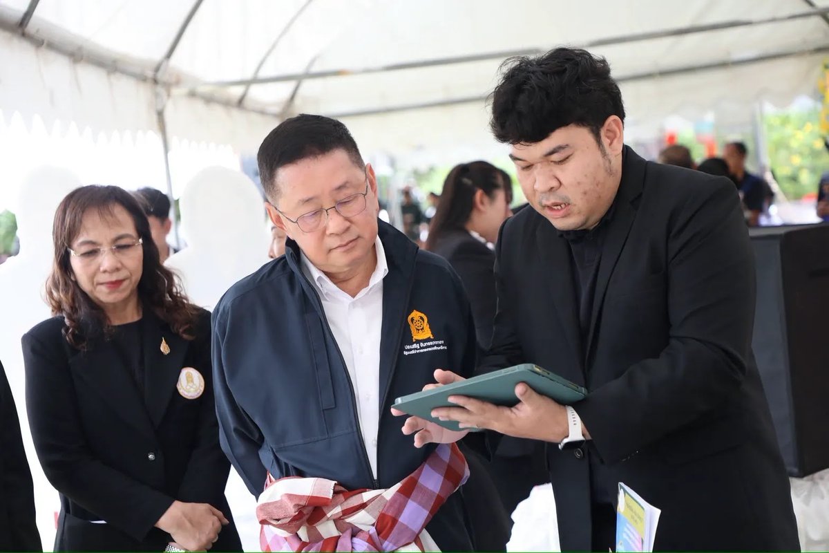 PheuThaiParty's tweet photo. ลงพื้นที่ปากช่อง ชูโมเดลอาชีวะทวิภาคี-สกร.
ยกระดับการศึกษาเพื่อชุมชน

17 สิงหาคม 2569 นายประเสริฐ จันทรรวงทอง รัฐมนตรีว่าการกระทรวงศึกษาธิการ พร้อมด้วยนายวัลลภ รุจิรากร เลขานุการรัฐมนตรีว่าการกระทรวงศึกษาธิการ และคณะผู้บริหารระดับสูง ลงพื้นที่อำเภอปากช่อง จังหวัดนครราชสีมา ตรวจเยี่ยมวิทยาลัยเทคนิคปากช่องและศูนย์ส่งเสริมการเรียนรู้ระดับอำเภอปากช่อง (สกร.) มุ่งขับเคลื่อนนโยบาย พร้อมรับฟังปัญหาและข้อเสนอแนะจากผู้ปฏิบัติงานในพื้นที่ เพื่อนำไปสู่การพัฒนาการศึกษาให้สอดคล้องกับความต้องการของชุมชนอย่างตรงจุด เน้นย้ำโมเดลอาชีวะทวิภาคี 'เรียนจริง ทำงานจริง มีรายได้ระหว่างเรียน' และผลักดัน สกร. ทำงานเชิงรุกดึงเด็กหลุดจากระบบกลับเข้าสู่กระบวนการเรียนรู้ ภายใต้แนวคิดการศึกษาตลอดชีวิตที่ไม่ทิ้งใครไว้ข้างหลัง
.
#พรรคเพื่อไทย #ประเสริฐจันทรรวงทอง #ศึกษาธิการ #อาชีวศึกษา #สกร #เรียนรู้ตลอดชีวิต #ปากช่อง #นครราชสีมา