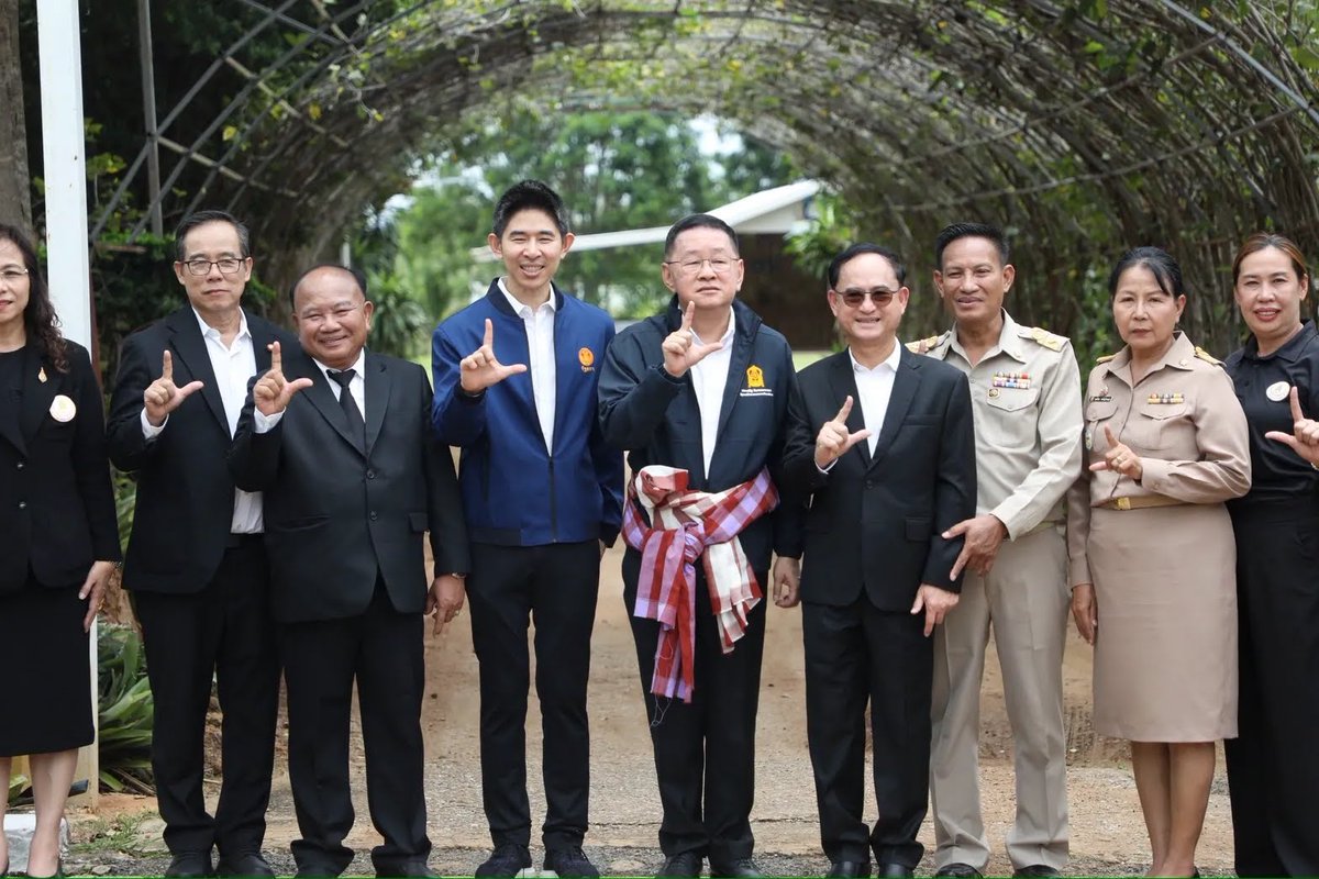 PheuThaiParty's tweet photo. ลงพื้นที่ปากช่อง ชูโมเดลอาชีวะทวิภาคี-สกร.
ยกระดับการศึกษาเพื่อชุมชน

17 สิงหาคม 2569 นายประเสริฐ จันทรรวงทอง รัฐมนตรีว่าการกระทรวงศึกษาธิการ พร้อมด้วยนายวัลลภ รุจิรากร เลขานุการรัฐมนตรีว่าการกระทรวงศึกษาธิการ และคณะผู้บริหารระดับสูง ลงพื้นที่อำเภอปากช่อง จังหวัดนครราชสีมา ตรวจเยี่ยมวิทยาลัยเทคนิคปากช่องและศูนย์ส่งเสริมการเรียนรู้ระดับอำเภอปากช่อง (สกร.) มุ่งขับเคลื่อนนโยบาย พร้อมรับฟังปัญหาและข้อเสนอแนะจากผู้ปฏิบัติงานในพื้นที่ เพื่อนำไปสู่การพัฒนาการศึกษาให้สอดคล้องกับความต้องการของชุมชนอย่างตรงจุด เน้นย้ำโมเดลอาชีวะทวิภาคี 'เรียนจริง ทำงานจริง มีรายได้ระหว่างเรียน' และผลักดัน สกร. ทำงานเชิงรุกดึงเด็กหลุดจากระบบกลับเข้าสู่กระบวนการเรียนรู้ ภายใต้แนวคิดการศึกษาตลอดชีวิตที่ไม่ทิ้งใครไว้ข้างหลัง
.
#พรรคเพื่อไทย #ประเสริฐจันทรรวงทอง #ศึกษาธิการ #อาชีวศึกษา #สกร #เรียนรู้ตลอดชีวิต #ปากช่อง #นครราชสีมา