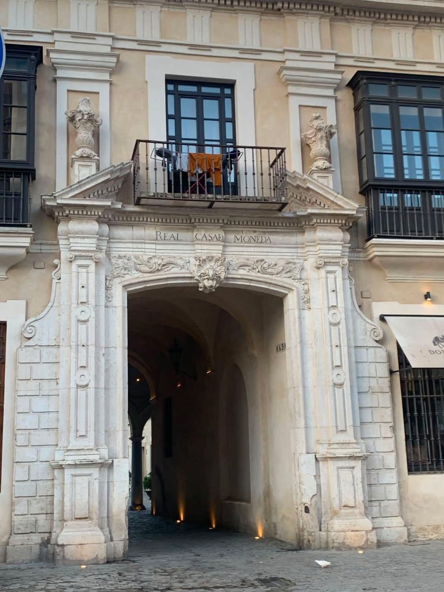SevillaSeMuere's tweet photo. Este es el lamentable estado que presenta la fachada de la Real Casa de la Moneda. Una muestra de la gestión de la Sevilla de PP y VOX. https://t.co/yML2CgpbY6