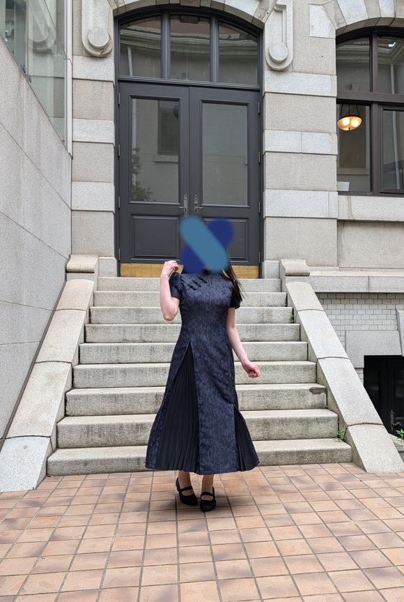 Osa_wardrobe's tweet photo. 芙蓉ワンピース、これ以上ない運命の1着です。
デザインの美しさはもちろん、ラインの綺麗さと着心地の良さが想像以上でした。首元から裾まで隙のない繊細なこだわりに見惚れてしまう。スリットから覗くプリーツは足さばきでしなやかに揺れてどこまでも上品……お迎えできて本当に嬉しい  #NOS_PHOTO https://t.co/TBC4pbstSO