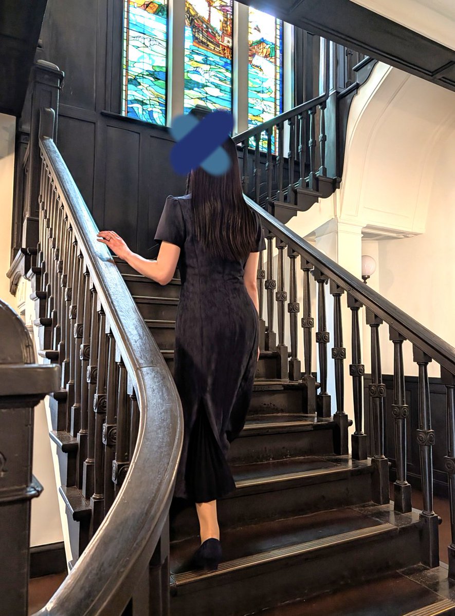 Osa_wardrobe's tweet photo. 芙蓉ワンピース、これ以上ない運命の1着です。
デザインの美しさはもちろん、ラインの綺麗さと着心地の良さが想像以上でした。首元から裾まで隙のない繊細なこだわりに見惚れてしまう。スリットから覗くプリーツは足さばきでしなやかに揺れてどこまでも上品……お迎えできて本当に嬉しい  #NOS_PHOTO https://t.co/TBC4pbstSO