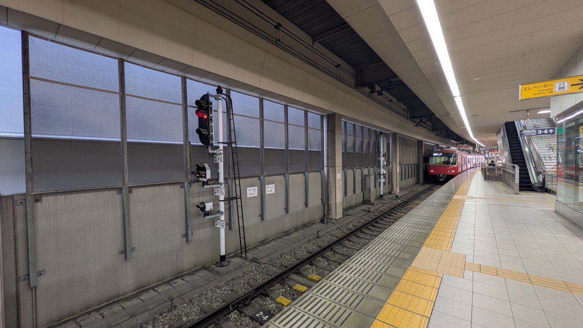 5423K's tweet photo. 8月11日撮影です。
犬山駅で撮影後、ワープです。名鉄一宮駅です。一宮駅１番線は名鉄でも異色のホームです。
尾西線専用ホームですが、玉ノ井〜��鉄一宮と名鉄一宮〜津島間は同じ尾西線ですが、一宮駅で、線路は繋がってますが、直通運転はありません。同じホームに２列車が並びます。
#鉄道 #名鉄 https://t.co/noK02sqhcf