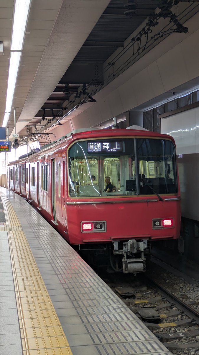 5423K's tweet photo. 8月11日撮影です。
犬山駅で撮影後、ワープです。名鉄一宮駅です。一宮駅１番線は名鉄でも異色のホームです。
尾西線専用ホームですが、玉ノ井〜��鉄一宮と名鉄一宮〜津島間は同じ尾西線ですが、一宮駅で、線路は繋がってますが、直通運転はありません。同じホームに２列車が並びます。
#鉄道 #名鉄 https://t.co/noK02sqhcf