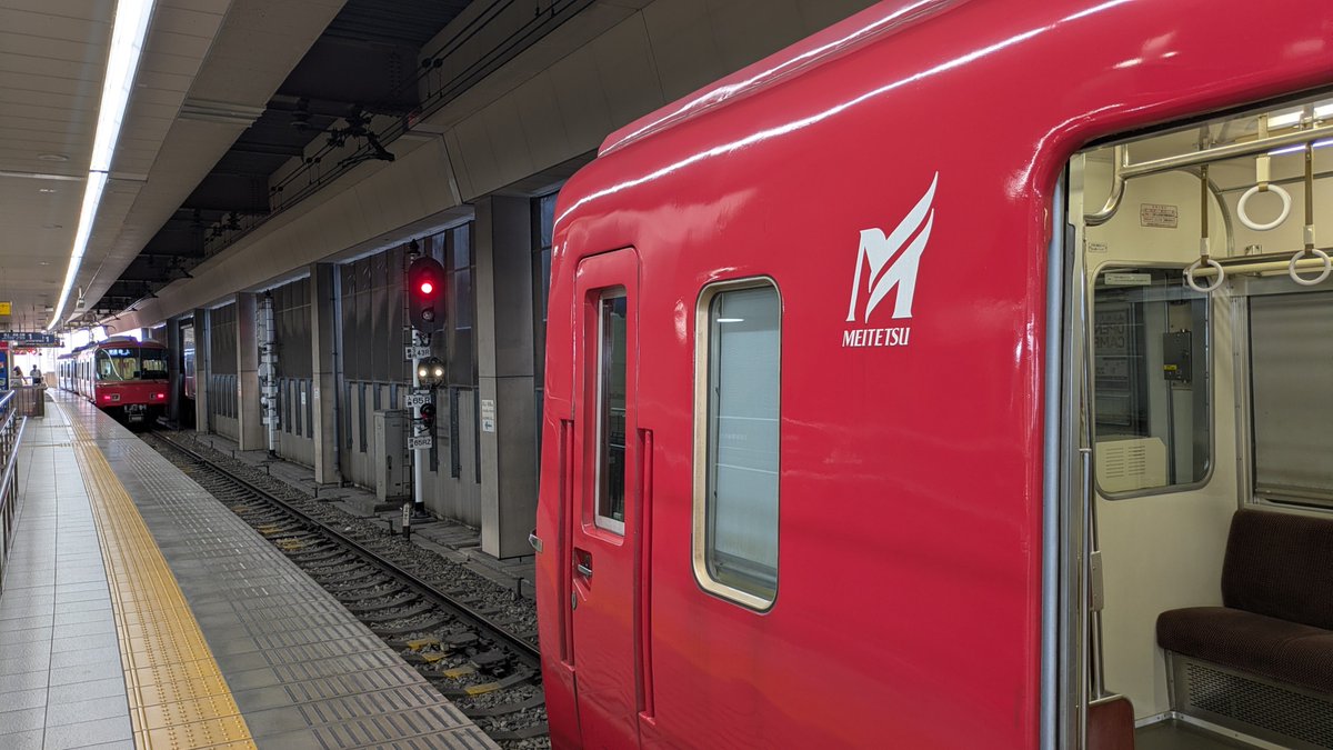5423K's tweet photo. 8月11日撮影です。
犬山駅で撮影後、ワープです。名鉄一宮駅です。一宮駅１番線は名鉄でも異色のホームです。
尾西線専用ホームですが、玉ノ井〜��鉄一宮と名鉄一宮〜津島間は同じ尾西線ですが、一宮駅で、線路は繋がってますが、直通運転はありません。同じホームに２列車が並びます。
#鉄道 #名鉄 https://t.co/noK02sqhcf