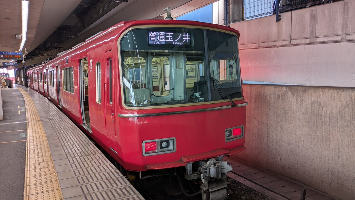 5423K's tweet photo. 8月11日撮影です。
犬山駅で撮影後、ワープです。名鉄一宮駅です。一宮駅１番線は名鉄でも異色のホームです。
尾西線専用ホームですが、玉ノ井〜��鉄一宮と名鉄一宮〜津島間は同じ尾西線ですが、一宮駅で、線路は繋がってますが、直通運転はありません。同じホームに２列車が並びます。
#鉄道 #名鉄 https://t.co/noK02sqhcf