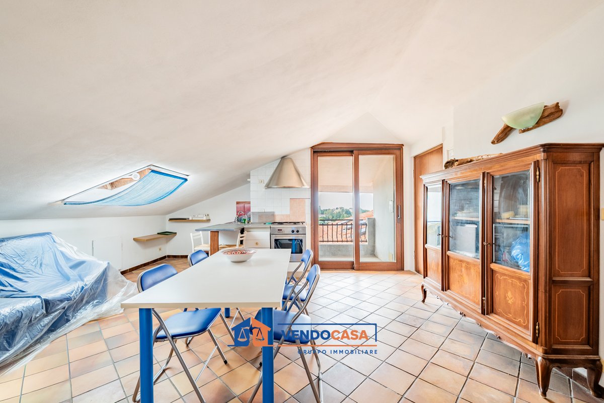 italianhouses's tweet photo. 🏡🌄 Cosy attic apartment with views in the heart of Bossolasco!
🛏️2 bedrooms & open-plan living
🔥Wood stove & balcony with views
💶Only €19,000
❓Could this be your Italian escape?
https://t.co/SpEOE8ebqt
#PropertyItaly #Piedmont #Cuneo #Bossolasco https://t.co/fqtMLWoEdz