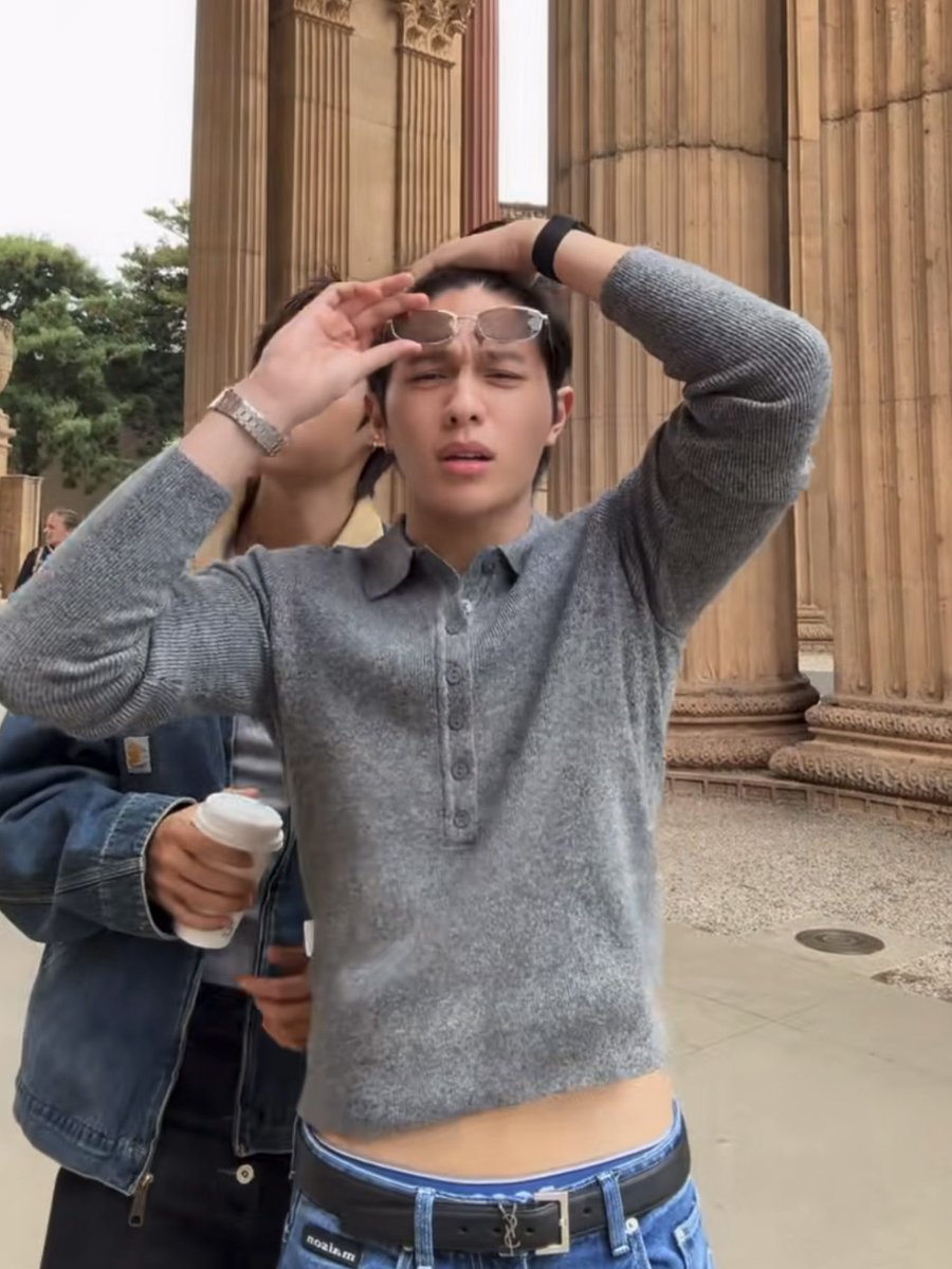 valcrazyforWE's tweet photo. WILLIAM’S WAIST?!?! 😫🫠🫠🥵
his body proportions are insaneeeee https://t.co/66tioNwlQm