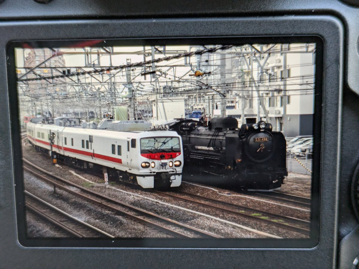 kotenjoki's tweet photo. 試運転終わりのD51とEast i-D並んで草 https://t.co/nb2RsPQxVa