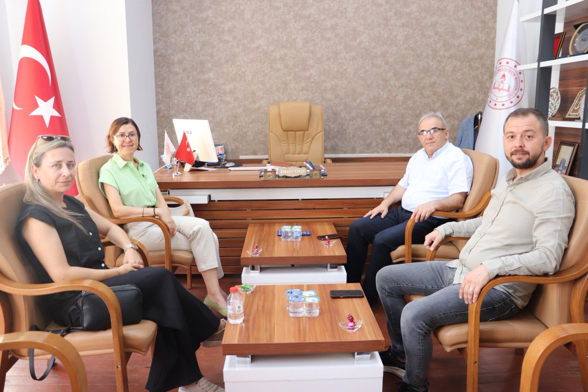 edremit10mem's tweet photo. Edremit Meslek Yüksekokulu Müdürü Prof. Dr. Gülşen AYDIN KESKİN, Müdür Yardımcısı Öğr. Gör. Zeki Yahya PATAN ve Müdür Yardımcısı Öğr. Gör. Nuray UNAT, İlçe Millî Eğitim Müdürümüz Ramazan ESMEN’i makamında ziyaret etti. https://t.co/j3vE89TLBB