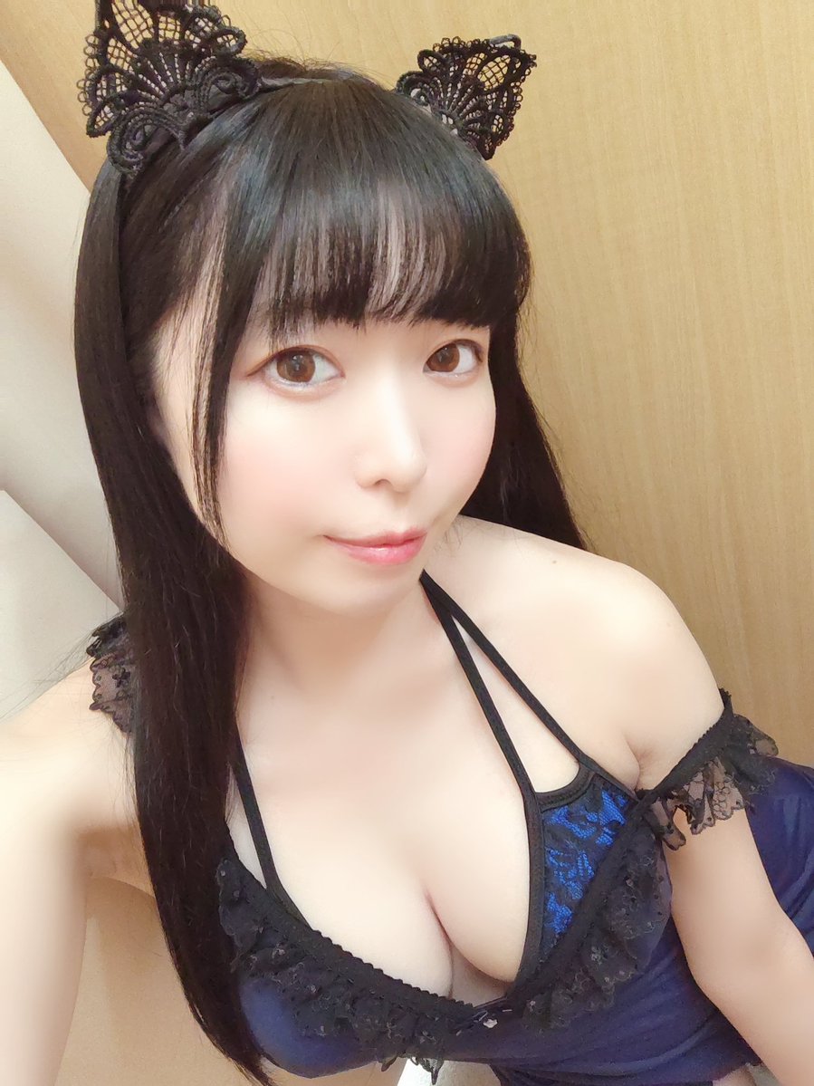 Shiro_sionn20's tweet photo. 仕事終わったので帰るฅ(*´꒳`*ฅ)ꪆﾆｬﾝ

 #しをにゃん公認の宣伝用アカウント
#南葉しをん@Sionn_cake 
#いとしをにゃん😻😻🐾
#撮影会モデル
#猫グラドル３歳🐾🐈‍⬛🐈
#グラドル名鑑2027挑戦中～１０月末まで https://t.co/K3uc7AYRep