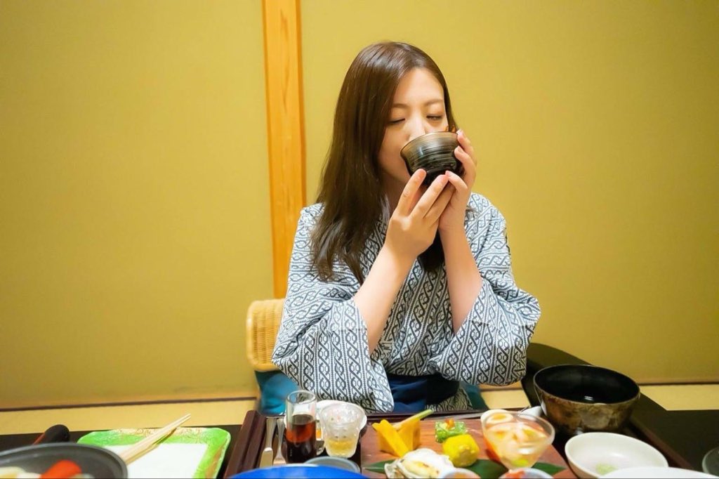 Ririko_World's tweet photo. It's summer break and I keep thinking I want to go somewhere — but with all the rain and earthquakes here lately, I've been holding back a bit.

I hear vacations are way longer overseas... so jealous lol

That ryokan I stayed at before was so lovely. I want to go back! https://t.co/aZxXeygMbE
