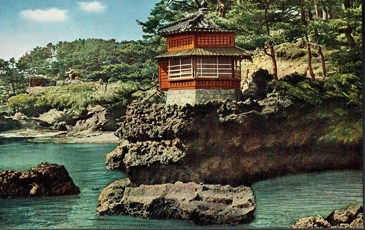 toraya310's tweet photo. 先日ポストしました大洗の絵葉書と同時期の絵葉書。
1960年頃。全部原色です。
こちらは県内の観光地を写しています。
1枚目は大洗の水族館。先日のものと角度が違うとなぜか良いですね。
2枚目は五浦海岸の六角堂、これはもちろん初代のものです。
3枚目は霞ヶ浦の帆曳。
4枚目は筑波山、おそらく高浜の恋瀬川あたりから見た光景でしょうか。
どれも美しい風景ですね。