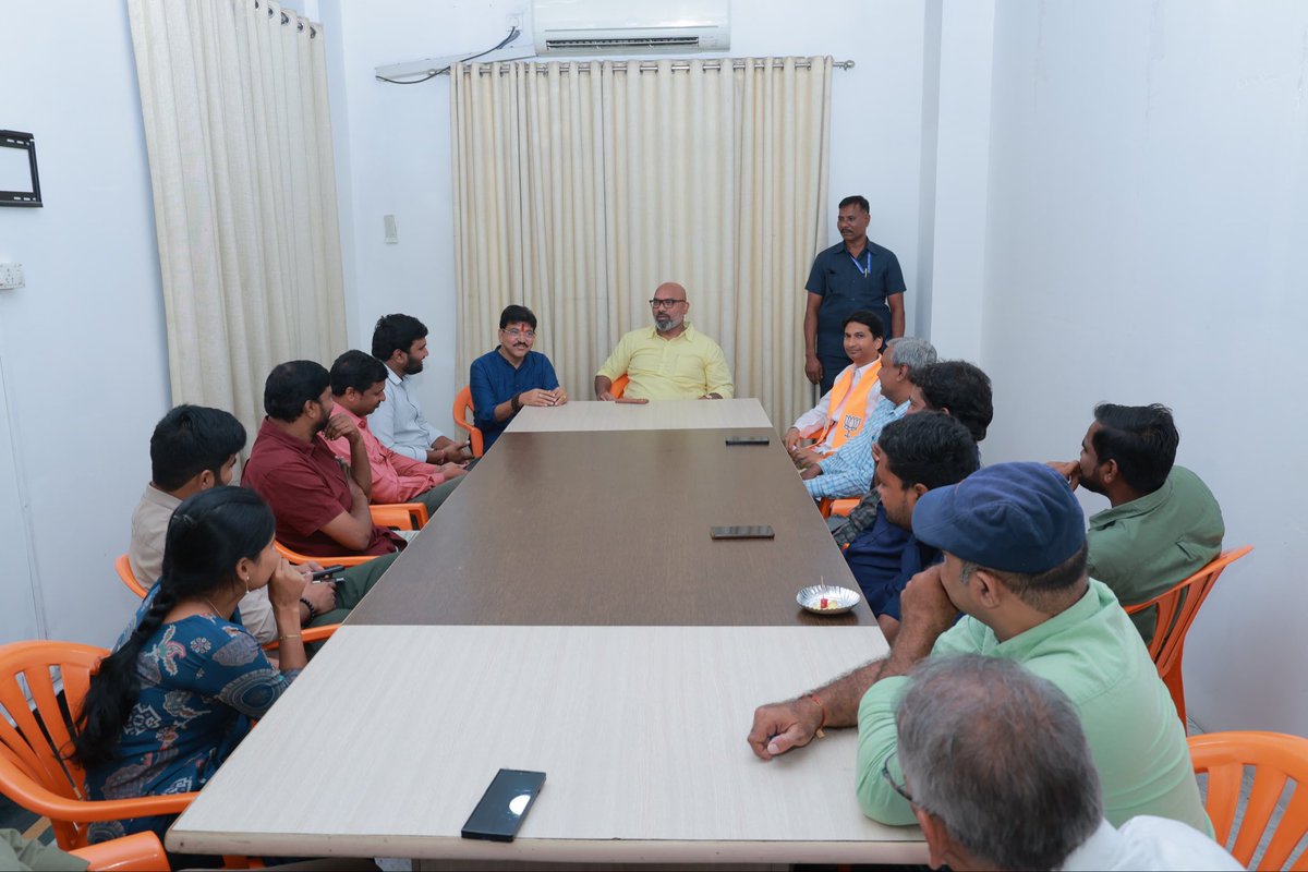 Arvindharmapuri's tweet photo. Candid chat with friends from Media at BJP State Office today, along with Armoor MLA Shri @MLA_RakeshReddy garu. https://t.co/SA7ta39NNP