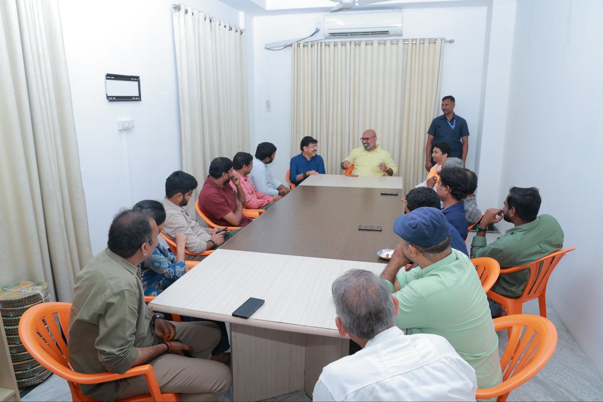 Arvindharmapuri's tweet photo. Candid chat with friends from Media at BJP State Office today, along with Armoor MLA Shri @MLA_RakeshReddy garu. https://t.co/SA7ta39NNP