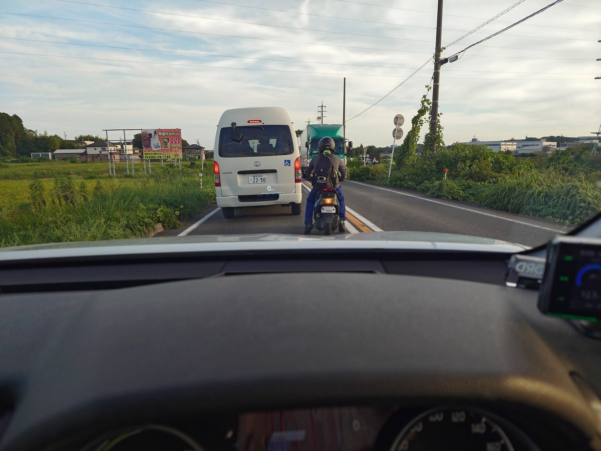 ptsm2519's tweet photo. なんかこの原付低速とはいえ走行中に左から抜いたきたんだが😅
あとブレーキランプ白っていいの？ https://t.co/gIF4Trvxs4