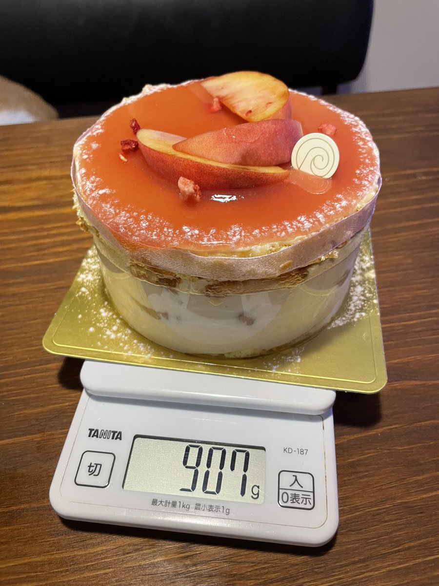 pakupakumeshi's tweet photo. パティスリーリョーコさんの桃のタンブラン。今年もバカ美味しくてしあわせダァ..次の日に食べようと取っておいた残りが食べたくて夜中2時に目が覚めて起きて食べてしまった背徳〜〜〜
#パティスリーリョーコ https://t.co/fhMGOpvZ7y