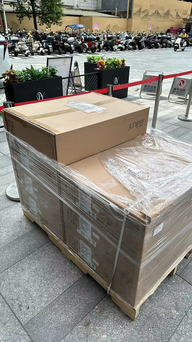 MichaelChomsky's tweet photo. Received today: 19 x Juniper QFX5120-48Y-AFI2.

A fixed 1U data-centre leaf platform with 48 x 1/10/25GbE SFP28 ports and 8 x 40/100GbE QSFP28 uplinks. AFI2 means back-to-front airflow, a detail worth confirming early in every deployment plan.

#Juniper #QFX5120 #DataCenter https://t.co/Voyt7w2yJ4