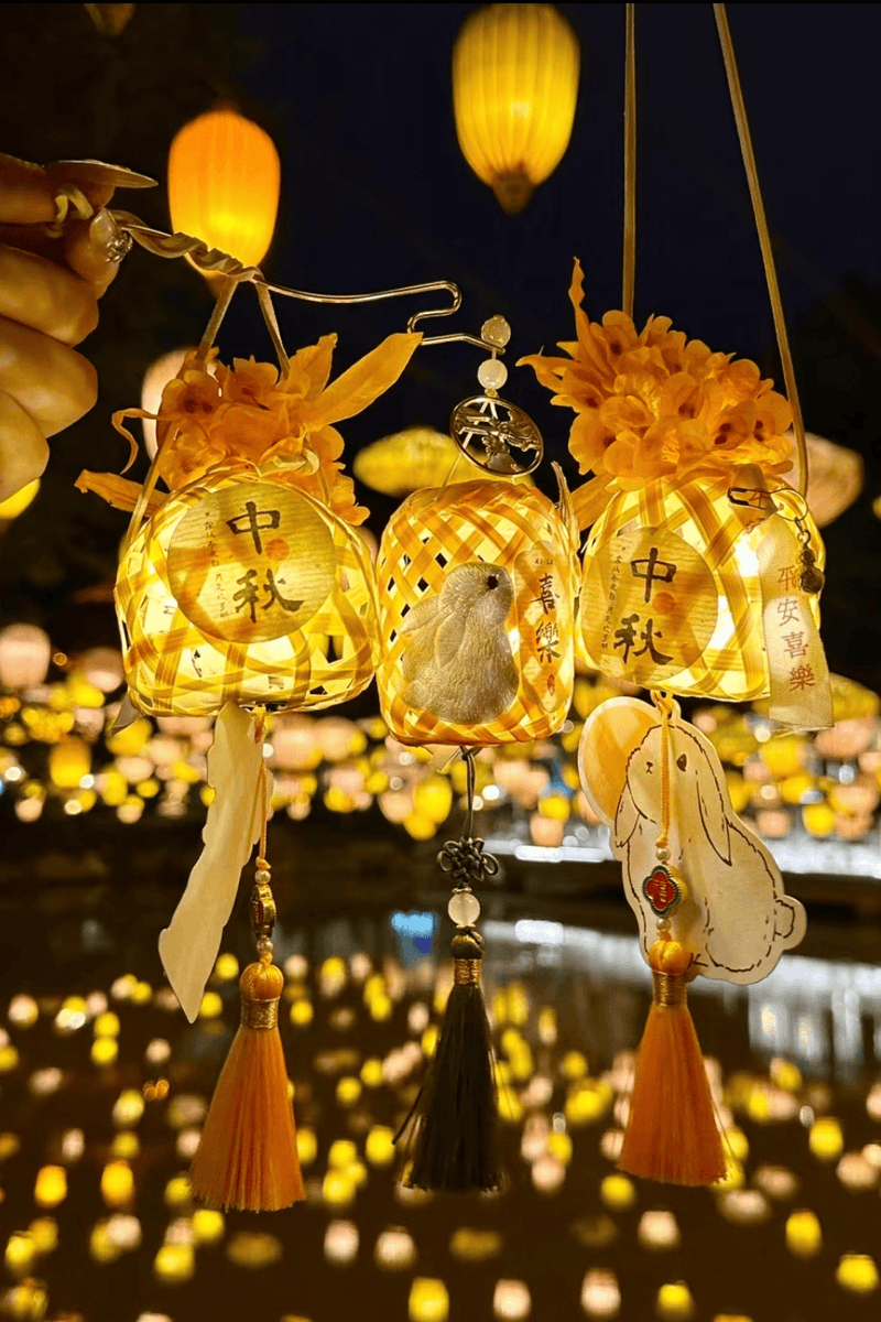 sasss_c's tweet photo. The lanterns are lit, mooncakes are sweet, and Mid-Autumn vibes are all around. Wishing you a warm and cozy holiday with your loved ones! https://t.co/FUegy4sn48