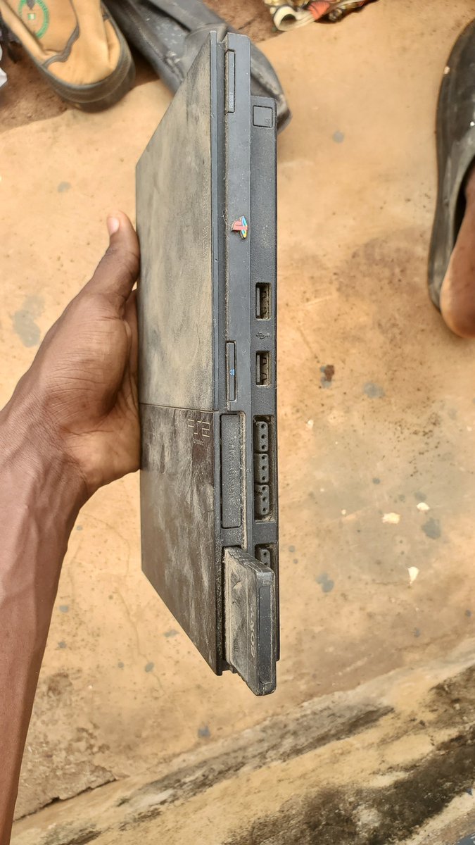 alolimxd's tweet photo. cleaning the house, and i found my ps2 https://t.co/5WG56oqBqz
