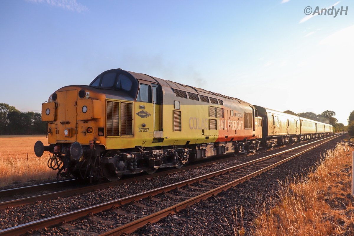 holtona72's tweet photo. #TractorTuesday More pics of @ColasRailUK 1Q86 March Down R.S to Derby RTC on Saturday evening. Certainly got my money's worth out of this working! 37099 'Merl Evans 1947-2016' &amp; 37057 'Barbara Arbon' pull away after being held briefly at Uffington #Colas @TheGrowlerGroup 15/8/26 https://t.co/buPBmHKQBj