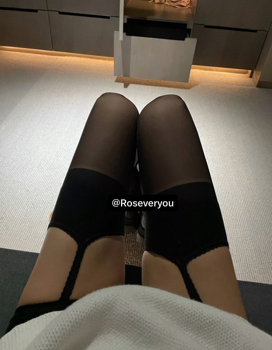Roseveryou's tweet photo. 周二看腿，顺风顺水。#青岛 #反差 #女大学生 #女m https://t.co/lqXgjHEw6D