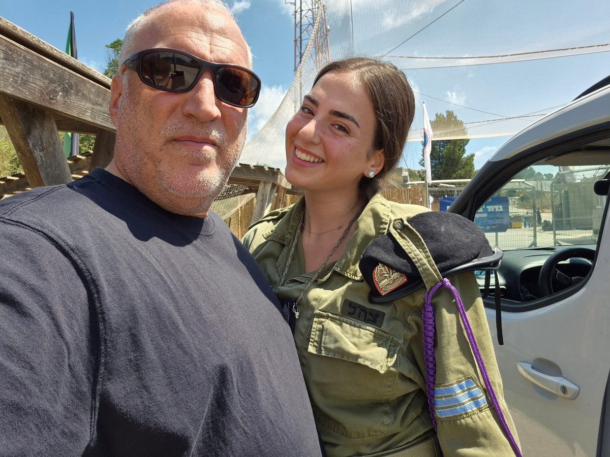 ESHEL2003's tweet photo. מהבוקר, יעל תהיה גדולה מרוני 💔

18 באוגוסט, יעל שלי חוגגת 20. ילצ'יק שלנו.
יעל היא בתי האמצעית, חיילת בצבא ההגנה לישראל.

הבוקר הזה הגיע עם מחשבה אחת שמלווה אותי כבר הרבה זמן: מהבוקר הזה, יעל תהיה גדולה יותר מרוני. רוני, בתי הבכורה, נעצרה בגיל 19 ושבעה חודשים. מהבוקר, יעל תהיה גדולה יותר...

קיבלתי את רוני במתנה ל-19 שנים ושבעה חודשים. קיבלנו מתנה ענקית, מתנה שחייכה לכולם וצחקה בצחוק אדיר. מתנה של חיים, של אהבה, של ילדה שהייתה כל עולמי. היה מי שדאג לקחת לי אותה.

הבוקר נחגוג ליעל יום הולדת 20. נחייך, נחבק, נברך אותה וננסה לשמוח, אבל בתוך כל חיוך יהיה גם כאב. החיים בבית של שכול נעצרים. זה לא משנה מה יגידו אחרים, החיים שלנו נעצרו באותו בוקר שבו רוני נעלמה, ובאותה נשימה – החיים המשיכו עבור יעל ועבור אחיה.

זו אחת ההתמודדויות הקשות ביותר של משפחה שכולה: הלב רוצה לעצור, אבל הילדים שנשארו מבקשים להמשיך.

יעל, ילדה שלי,
מהבוקר את כבר בת 20. אני כל כך גאה בך, וכל כך אוהב אותך. ילדת סנדוויץ' אמיתית עם המון שכבות, לפי הספר, ממש כמו בדלי אמריקאי.

אני מסתכל עלייך הבוקר וחושב גם על רוני, שאיננה. רונקי הייתה אמורה להיות כאן, לחגוג איתך, איתנו, ולהיות גדולה ממך תמיד.

יום הולדת שמח, ילצ'יק שלנו ❤️
הלוואי שיכולתי לתת לך את המתנה הכי פשוטה בעולם:
את אחותך רוני, בחזרה