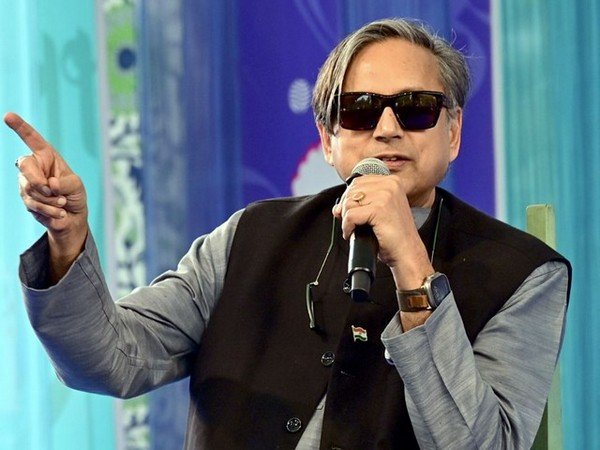Newsofpmc's tweet photo. माननीय @ShashiTharoor जी,

देश की सुरक्षा में अपना जीवन समर्पित करने वाले लाखों CAPF जवानों की **पुरानी पेंशन व्यवस्था (OPS)** की मांग की ओर आपका ध्यान आकर्षित करना चाहते हैं।

CRPF, BSF, CISF, ITBP और SSB के जवान कठिन से कठिन परिस्थितियों में देश की सीमाओं और आंतरिक सुरक्षा की जिम्मेदारी निभाते हैं। लंबे समय तक परिवार से दूर रहकर राष्ट्र की सेवा करने वाले इन जवानों के सेवानिवृत्ति के बाद के सुरक्षित भविष्य का विषय भी अत्यंत महत्वपूर्ण है।

आपसे विनम्र अनुरोध है कि **CAPF जवानों की OPS मांग के समर्थन में केंद्र सरकार को एक पत्र लिखें** और इस महत्वपूर्ण विषय पर सरकार का ध्यान आकर्षित करें।

आपका एक पत्र लाखों CAPF जवानों और उनके परिवारों के लिए उम्मीद की एक मजबूत आवाज बन सकता है।

🇮🇳 **एक सांसद — एक पत्र — CAPF OPS के लिए।**

#OPSForCAPF