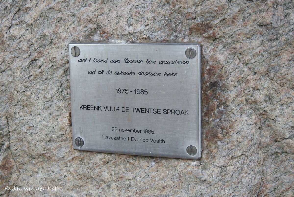 BekiekTwente's tweet photo. Bij de ingang van Het Everloo een zwerfkei die herinnert aan de oprichting van 'n Kreenk vuur de Twentse sproak.
Beluister ook gesprek met Gerrit Kraa in verhaal 'Proat mar plat' in mijn podcast De Verhalen Liggen Op Straat.
#Volthe #Voalth
#Dinkelland #Twente #BekiekTwente
2/2 https://t.co/2QYhm6TlRQ