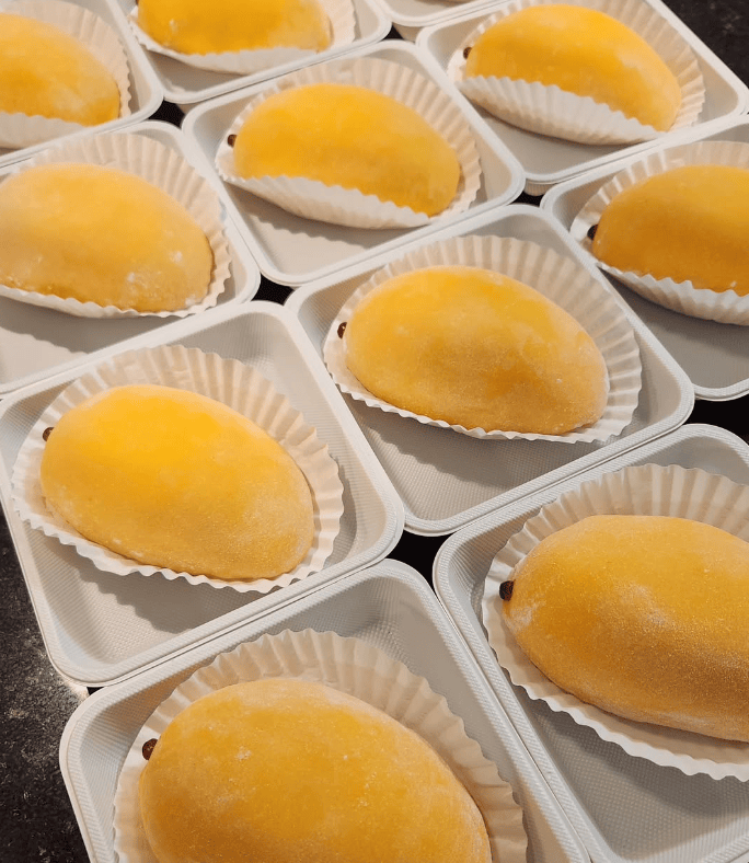 HGlover98440's tweet photo. Sharing my new favorite mango mochi with you all—chewy, sweet, and just the right amount of fruity! Who else loves snack time  #SnackSharing https://t.co/bc92ZEQ2Rc