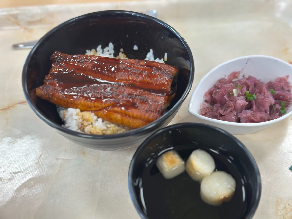 eguchitomoko's tweet photo. 今日のお昼　平塚市役所食堂
うな丼　900円

大満足 https://t.co/ciT9Vac4iH