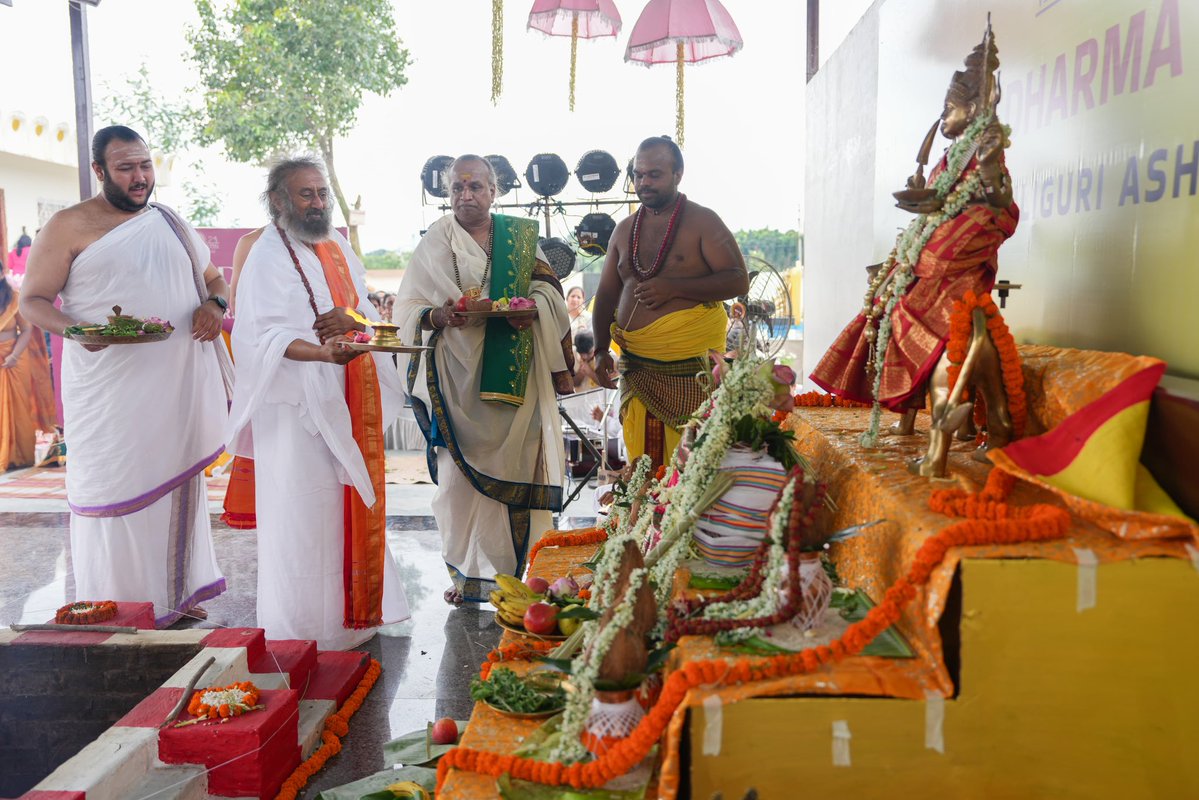 Gurudev's tweet photo. Presided over the consecration of the Shiv Shakti Mandir at the Siliguri Ashram. https://t.co/NbjSCCpzB9