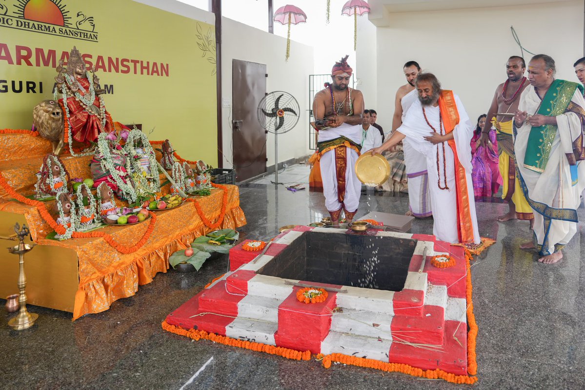 Gurudev's tweet photo. Presided over the consecration of the Shiv Shakti Mandir at the Siliguri Ashram. https://t.co/NbjSCCpzB9