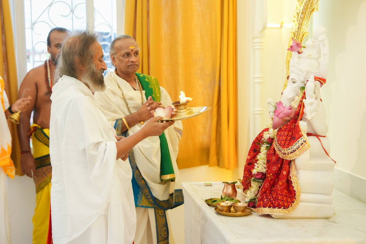 Gurudev's tweet photo. Presided over the consecration of the Shiv Shakti Mandir at the Siliguri Ashram. https://t.co/NbjSCCpzB9