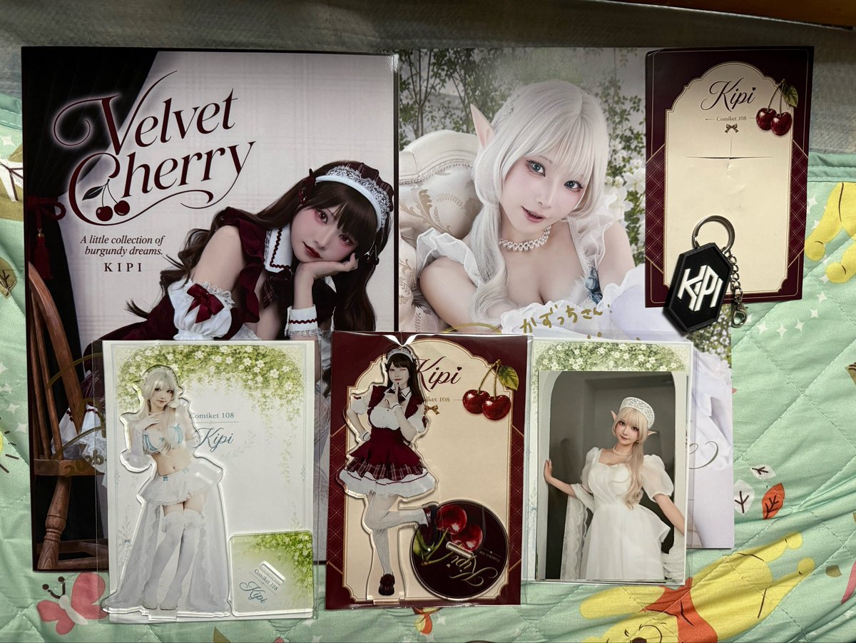 inazulove's tweet photo. コミケの戦利品
kipiさんの新刊セット

チェリーメイド、エルフ写真集とても良すぎた！！
チャームかざしたらボイスの画面にいってびっくり...まさか1点もののやつ？？
帽子買えば良かったと後から後悔

お話も少しできて、私のこと知ってくださっていてとても嬉しかった...！！
#kipi https://t.co/MICYg83toW