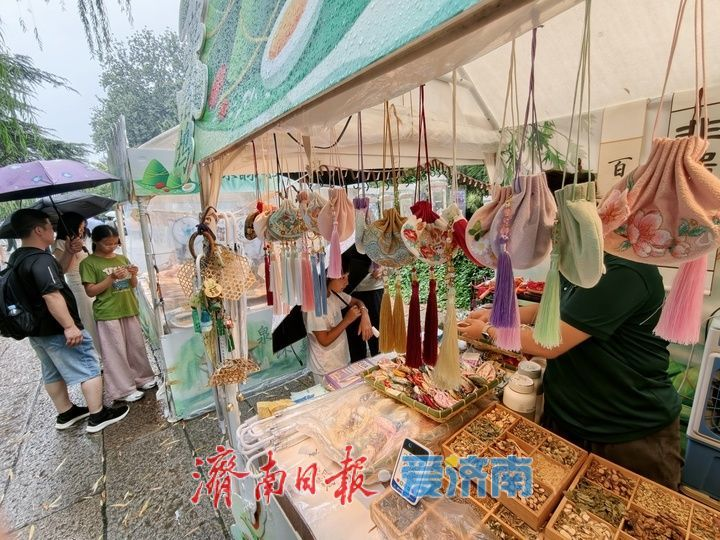 AmyZhan39778687's tweet photo. At Baotu Spring, Jinan’s spring culture flows beyond the scenery into painted fans, embroidered sachets and traditional crafts. Wander through the market and take home a small piece of the city’s heritage and creativity. https://t.co/uTQqgRsYYP