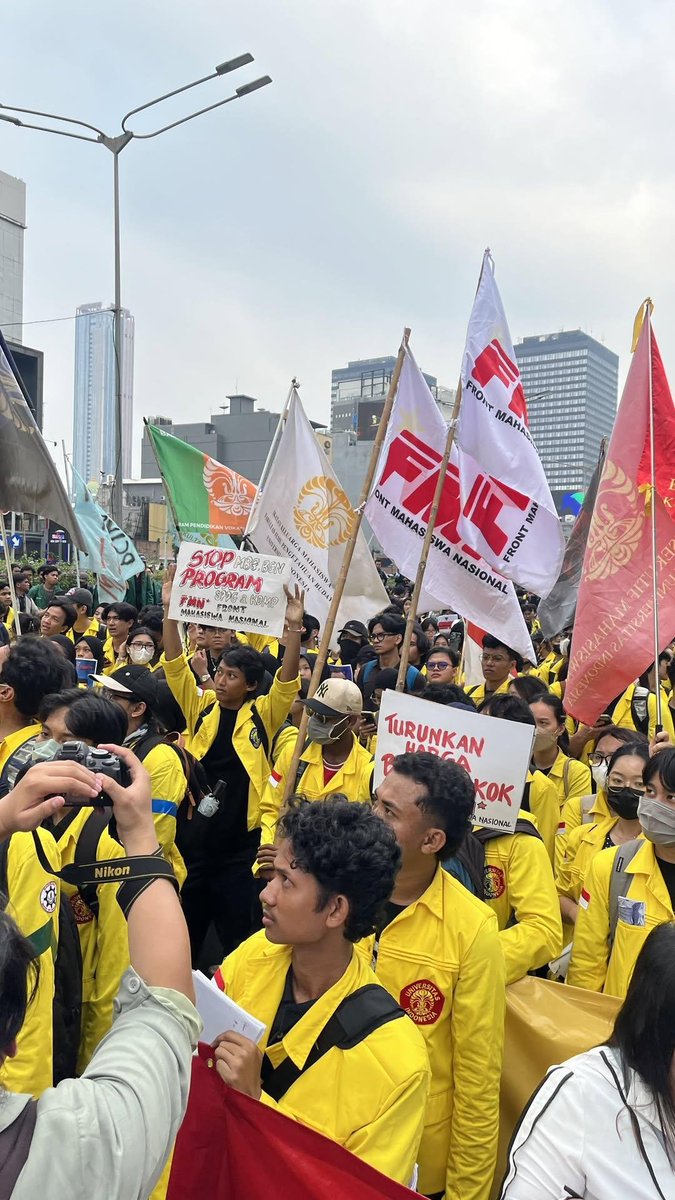 bismillahyuk_'s tweet photo. 🚨 Situasi aksi #demo #RebutKemerdekaan sore ini.

Terpantau mahasiswa masih tertahan barikade aparat. https://t.co/J7PQ74xMG6