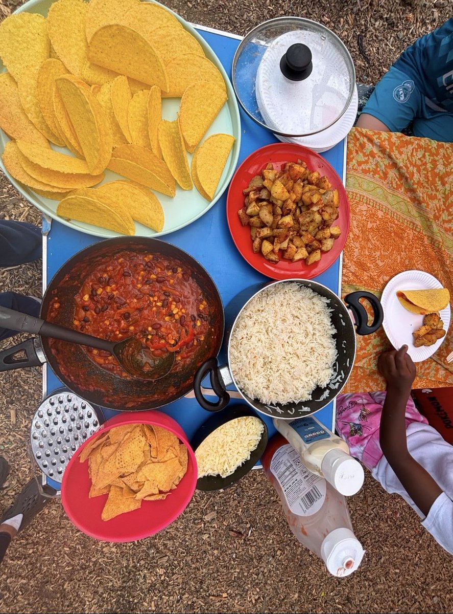 hackneyplay's tweet photo. More delicious, healthy food served at the playgrounds Homerton grove and Pearson street #HackneyHAF #felixproject https://t.co/k6jbfgvBn4