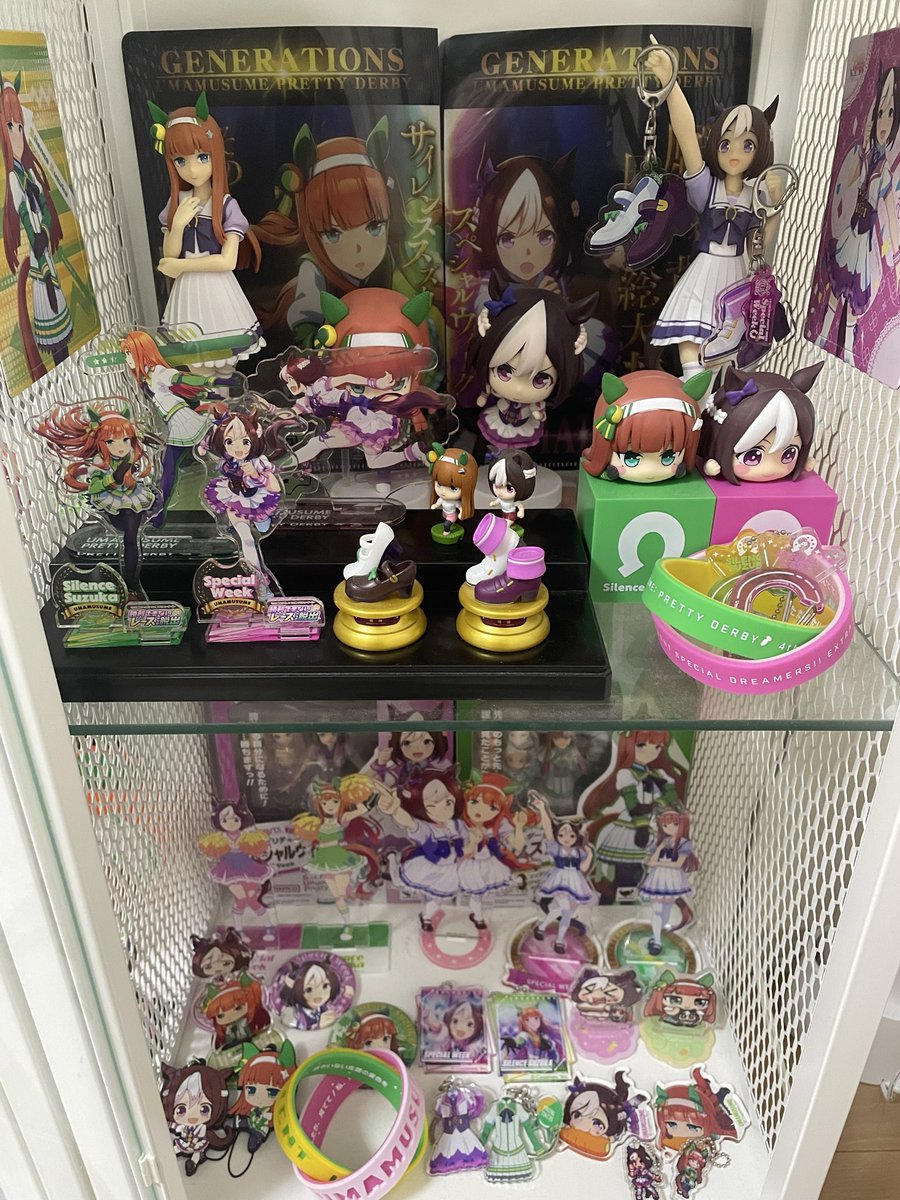 tanatanatanaue's tweet photo. ウマ娘ローソンコラボ始まりましたね！
って事でミニのぼりを早速購入しました！
スズカの大量のグッズは誕生祭などで見せましたが、スペちゃんも対になるように飾ってます。やっぱこの関係性は…最高だな！
チャンミは9月本気で挑みます。毎日王冠はスズカで勝ちたい…！ https://t.co/XFX2FC10VL
