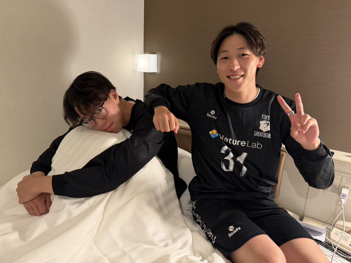 greatbears_vb's tweet photo. 沖縄合宿🏝️🏐部屋割り🐻🚪

🌟古賀・壱青
🌟深津・村山
🌟柳田・戸嵜
🌟大前・優作
🌟黒川・蘭丸

写真は黒川・蘭丸ルームへ
せきマネージャーが突撃しました🫡

#東京グレートベアーズ
#グレベア
#ネイチャーラボ https://t.co/Kr1xisjQiE