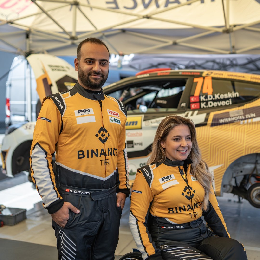 BinanceTR's tweet photo. Avrupa Ralli Şampiyonası’nın en zorlu yarışlarından Barum Czech Rally Zlín’den çifte podyumla dönüyoruz 🏆

Team Binance TR sporcumuz Kübra Denizci Keskin, Rally5 sınıfında 1., Kadın Pilotlar klasmanında ise 3. oldu. 🇹🇷

Mekanik sorunlara rağmen mücadeleyi son ana kadar bırakmayan Kübra’yı bu başarısından dolayı tebrik ediyoruz. 💛