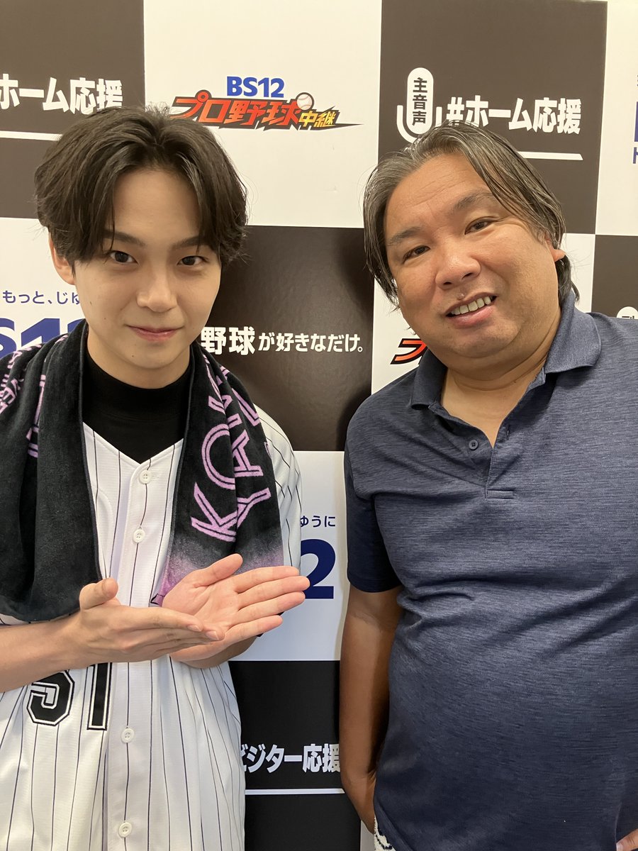 twellv_baseball's tweet photo. 「里崎さんとまさか野球のお仕事できるなんて…」
「2ショットお願いしましょうか？」
「え？！いいんですか？！」で実現した1枚📸

大興奮の沢村さん、里崎さんへのコメント
【#ビジター応援】でお待ちしております✨ https://t.co/nK3nqIS2X7